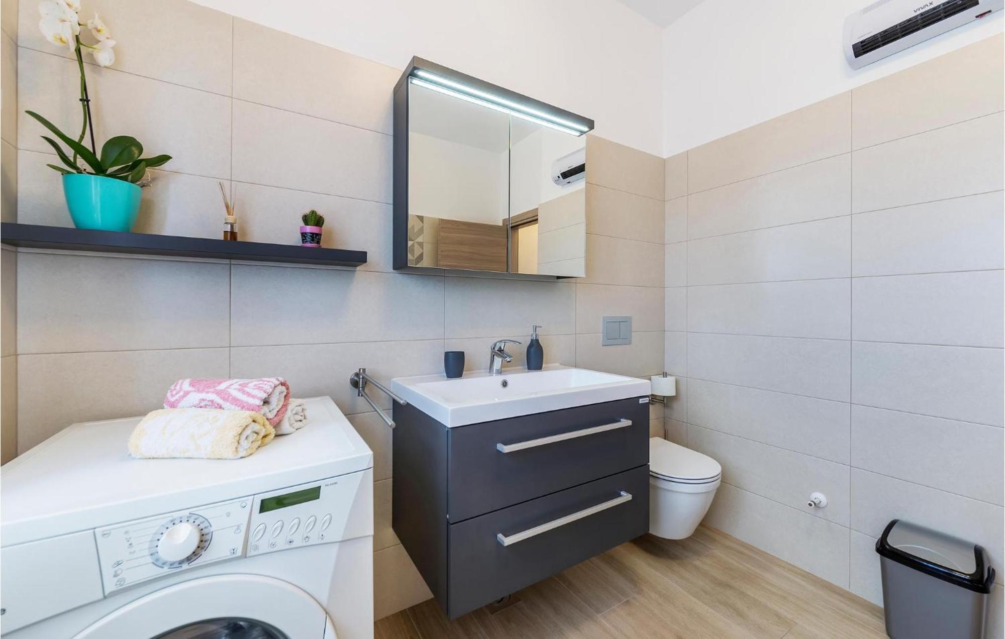 3 Bedroom Awesome In Appartamento