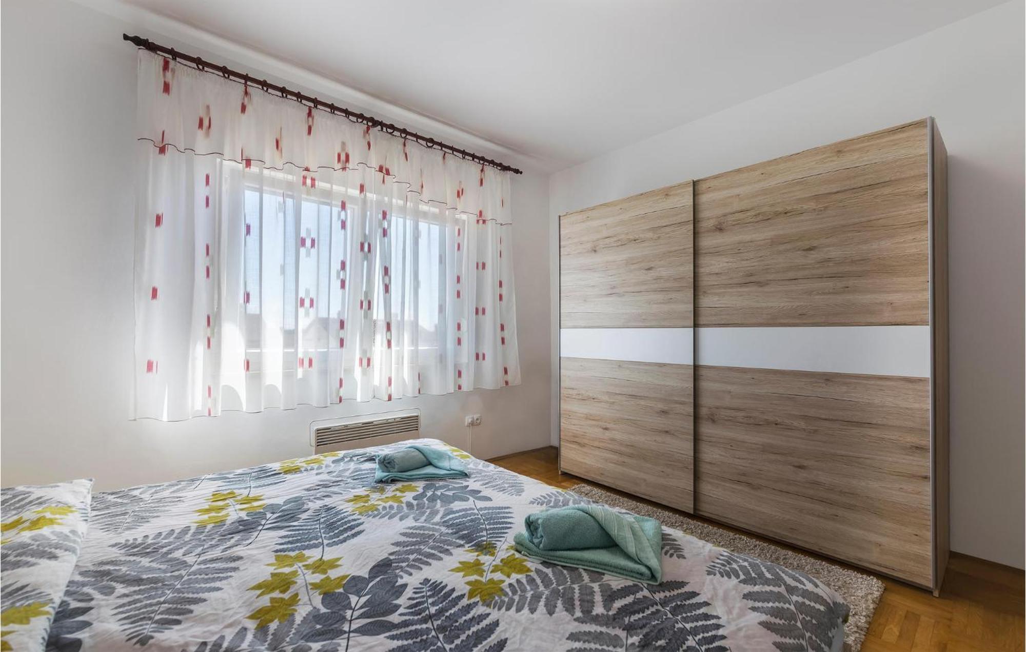 3 Bedroom Awesome In * Pola